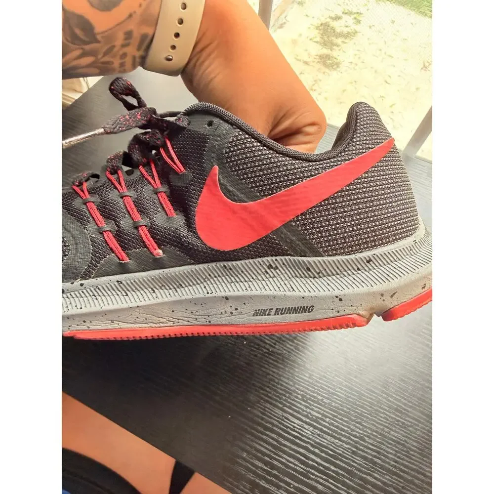 Nike Run Swift Running Shoes Black Red Mens Size 8.5 Athletic Sneakers Casual
